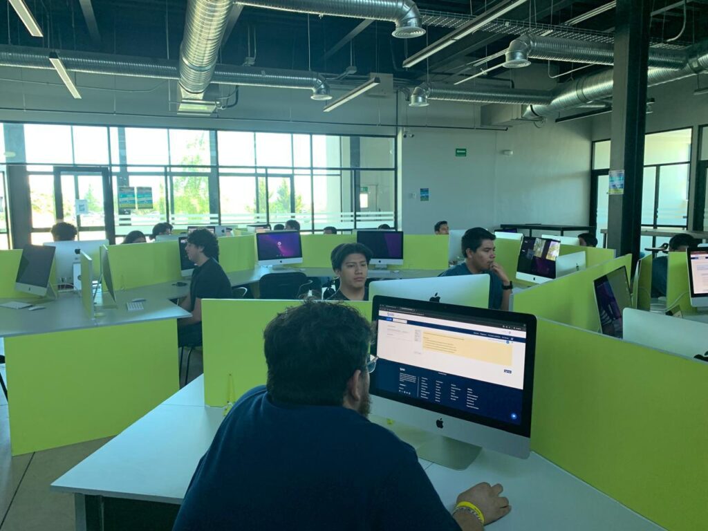 Más de 100 jóvenes de Durango se certifican en Inteligencia Artificial