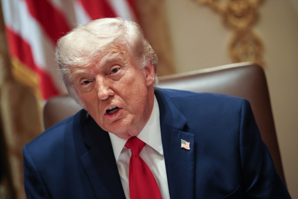 Trump firma orden para restringir acceso financiero a migrantes