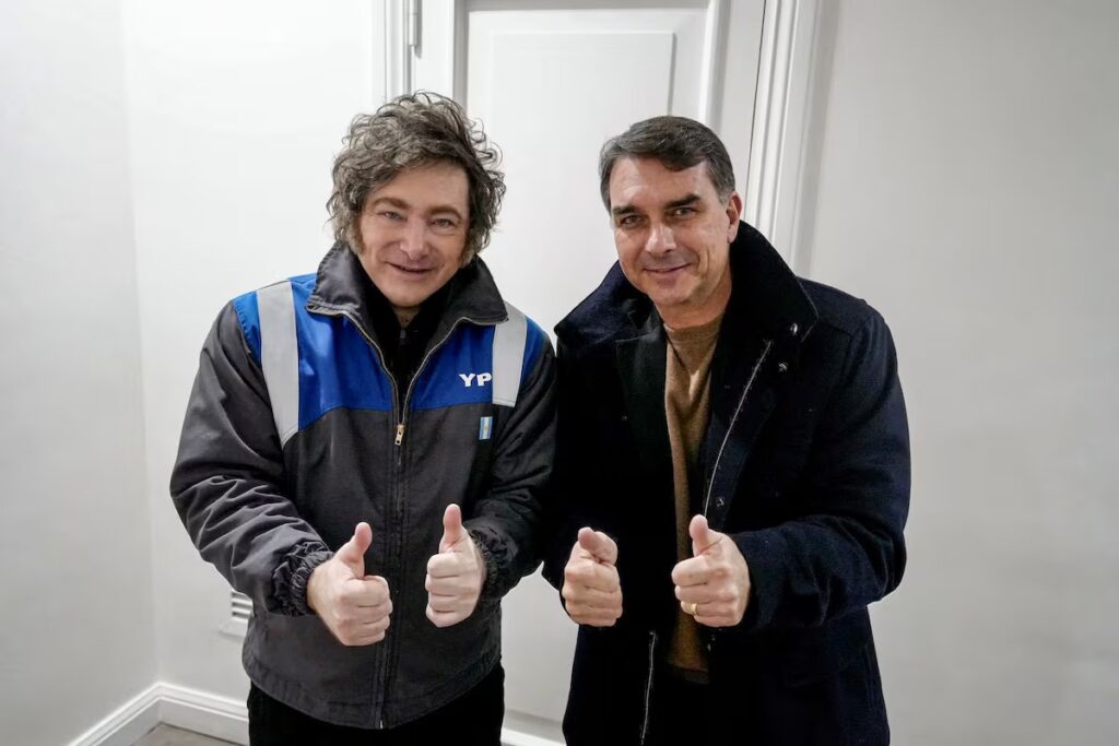 Milei se reúne con Flávio Bolsonaro y respalda su candidatura rumbo a elecciones en Brasil