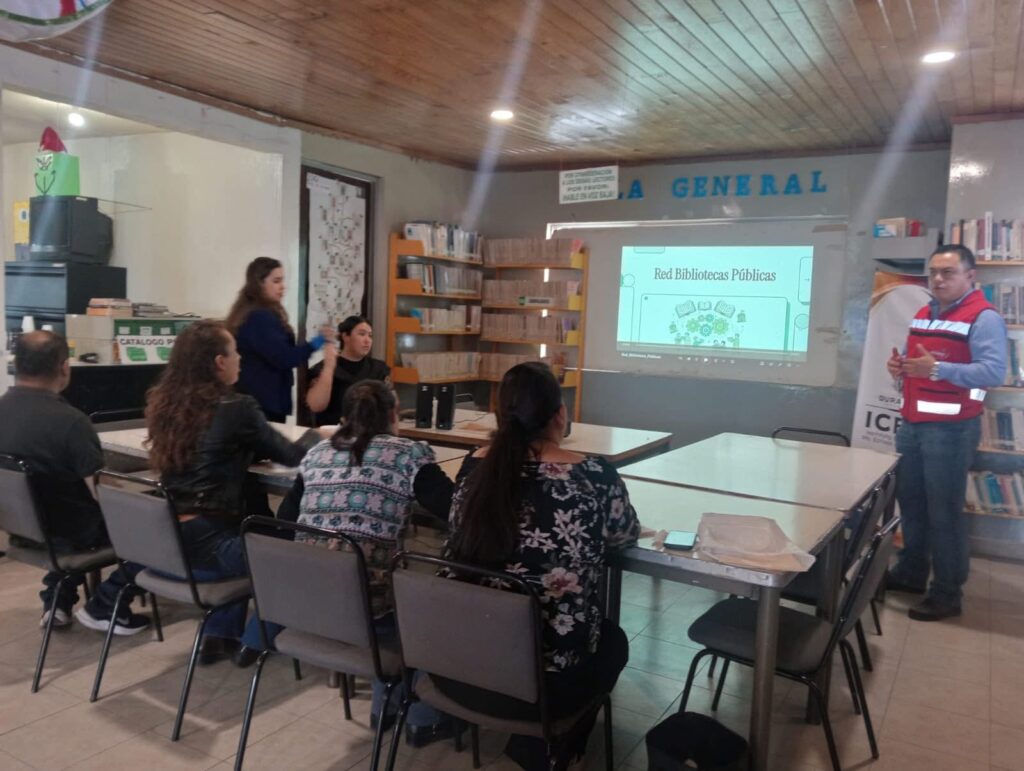 Capacitan a personal de bibliotecas