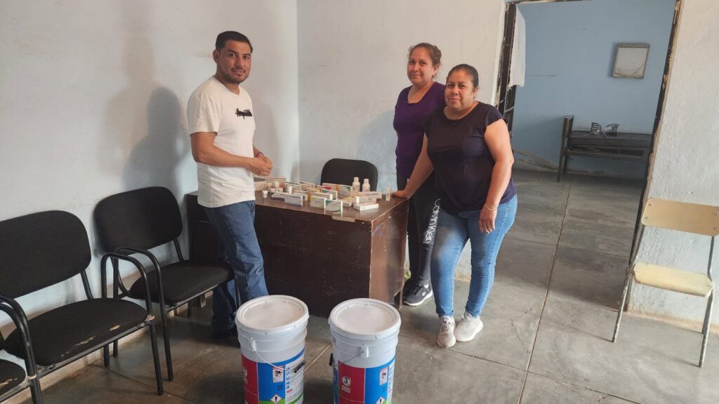 Entregan pintura y abastecen dispensario de la comunidad de Murguía