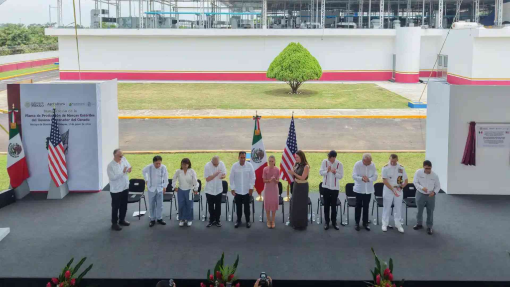 México y EU inauguran planta para combatir el gusano barrenador