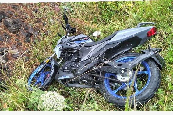 Abuelito sufre lesiones graves al accidentarse en su motocicleta