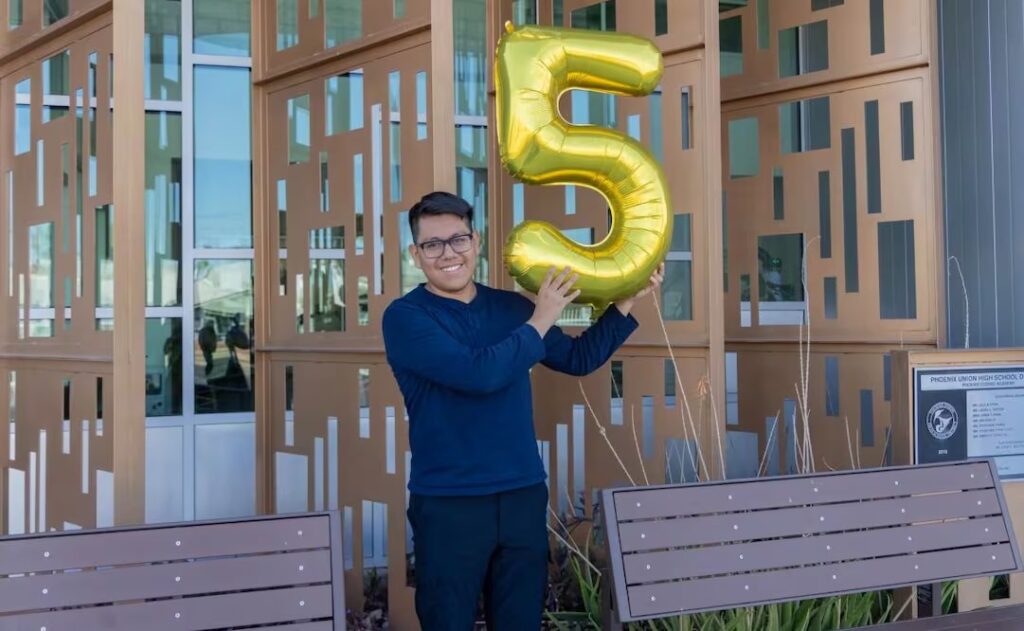 Hijo de migrantes mexicanos rompe récord en EU: Es admitido en 49 universidades