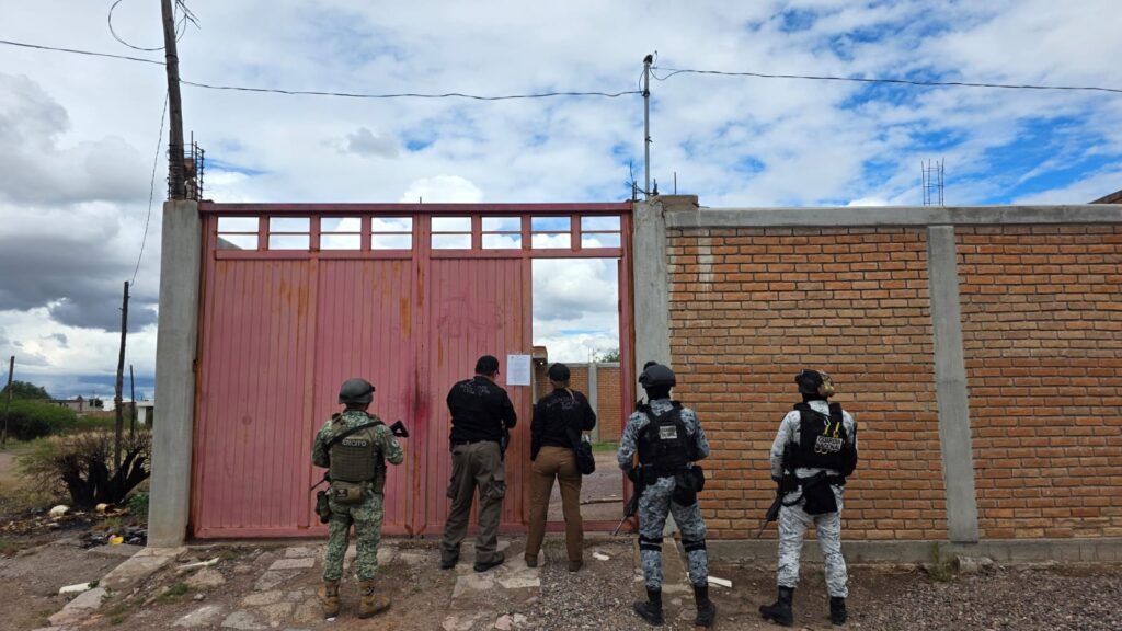 Tras denuncia anónima catean domicilio, aseguran armas y vehículo