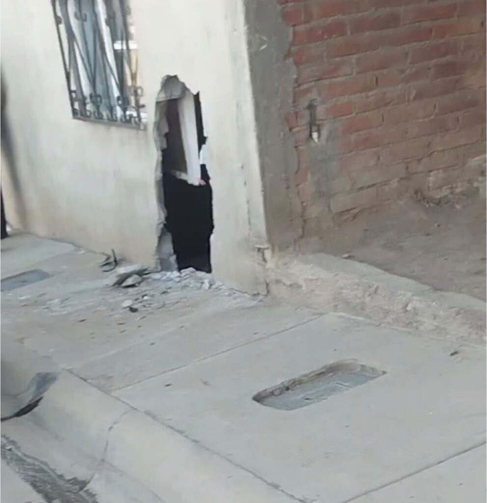 Conductor en tercer grado de ebriedad choca contra vivienda en la colonia Che