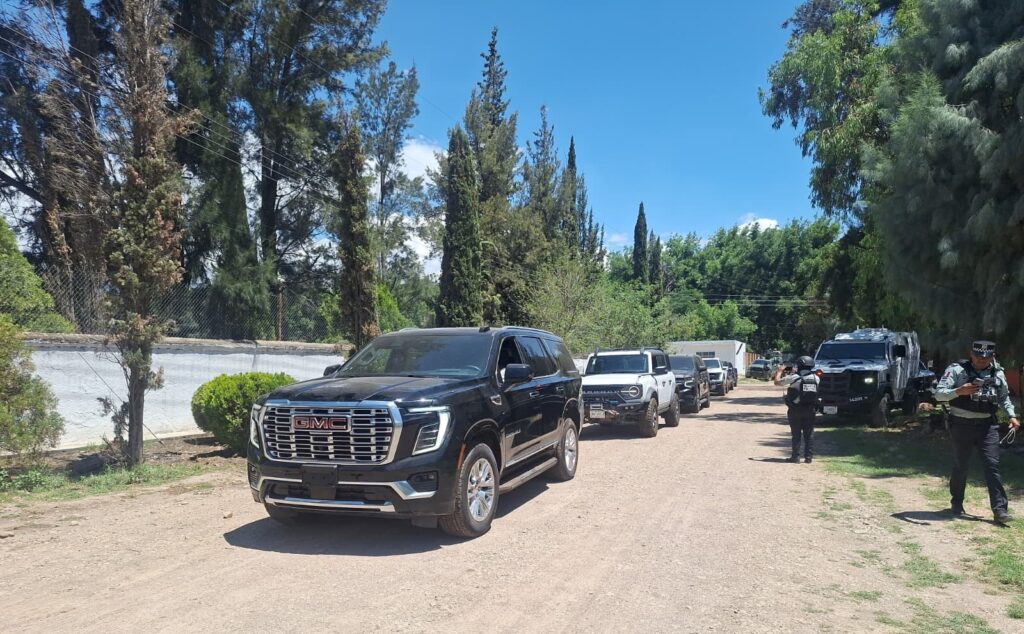 Defensa, GN y FGR aseguran en Durango 8 vehículos de lujo; cinco tienen reporte de robo