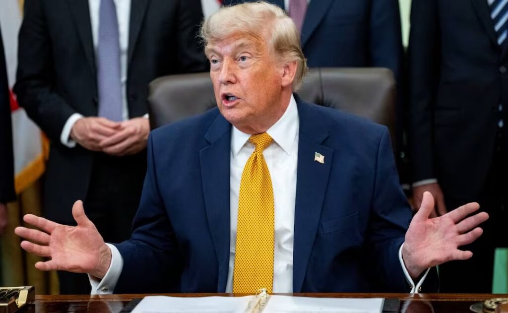 Trump afirma que EU tiene el control de Ormuz mientras Irán asegura que el paso está cerrado