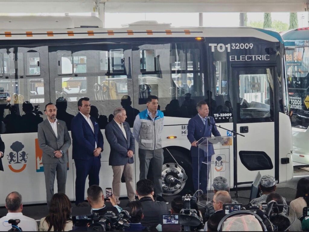 Pablo Lemus inaugura la Línea 5 y entrega la renovación de la Carretera a Chapala