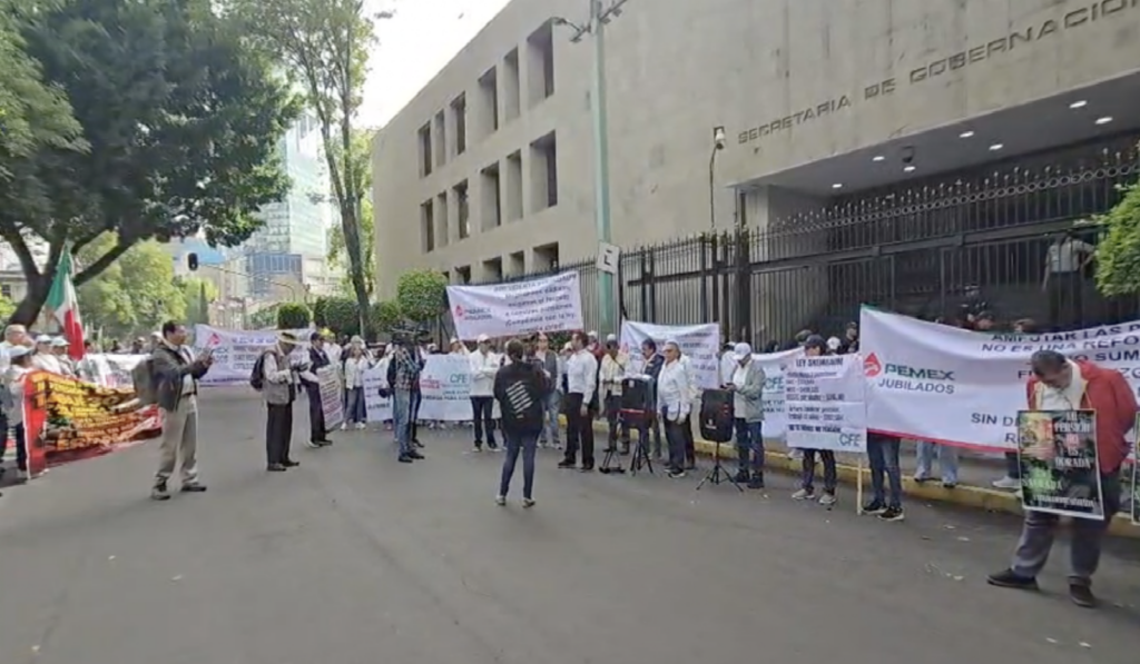 Jubilados del sector energético se movilizaron para exigir la protección de sus pensiones.