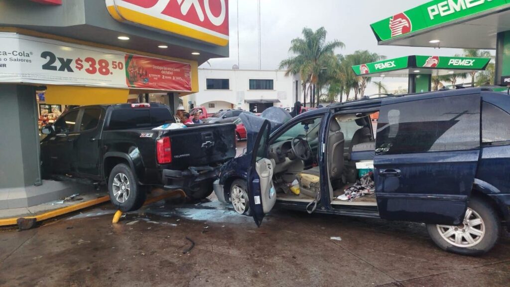 Camioneta es proyectada contra tienda de conveniencia tras fuerte choque en La Granja, Canatlán