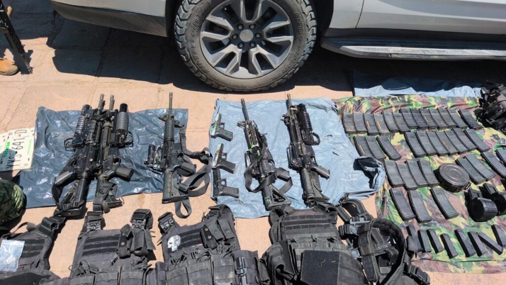 Ejército y GN lo detienen en Durango con arsenal y el juez los vincula