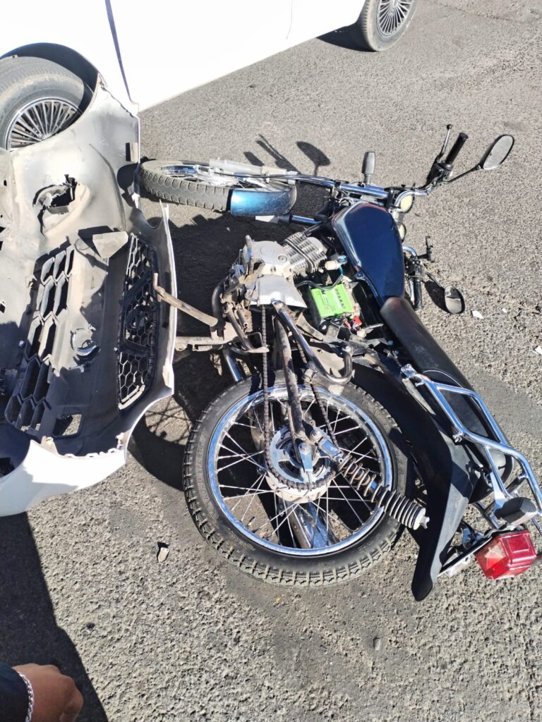 Se pasa el semáforo en rojo y choca contra motocicleta