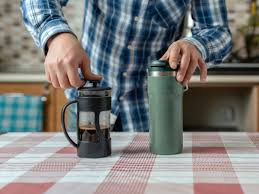 ¿Es seguro recalentar el café sobrante? Esto dicen los expertos sobre su sabor