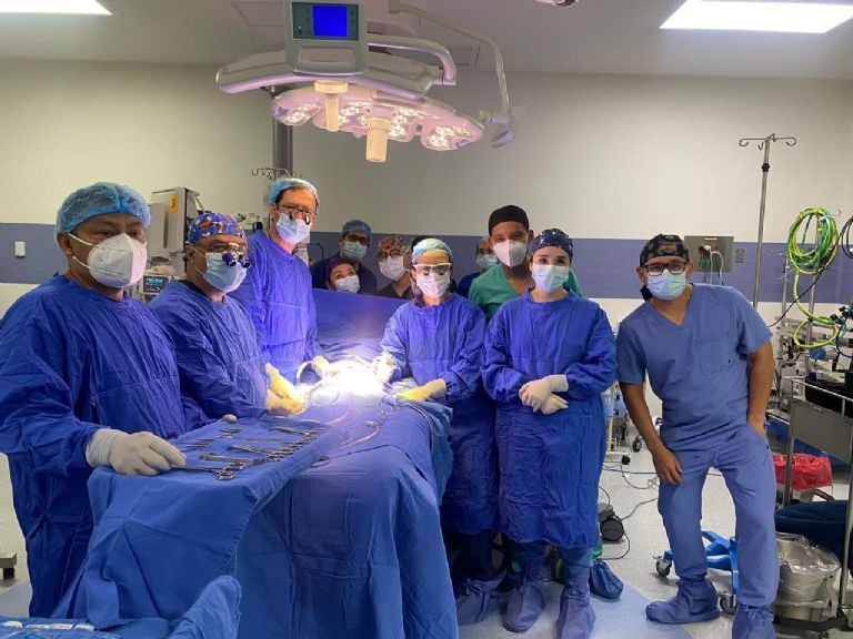 México realiza el primer trasplante hepático pediátrico asistido por un robot con donador vivo
