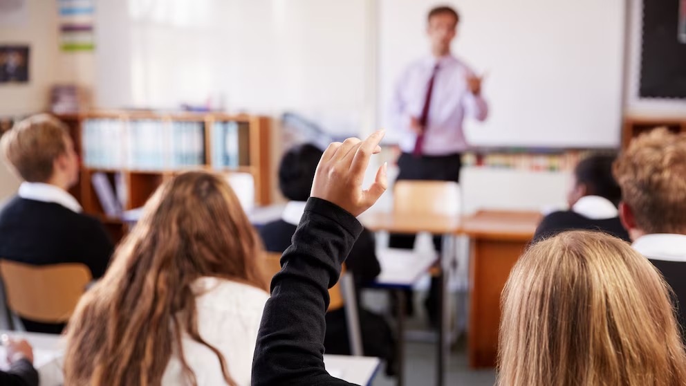 Padres podrán denunciar a colegios privados ante Profeco por cobros y servicios, respalda Corte