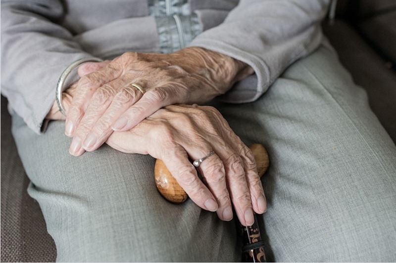 Abuelita de 87 años es víctima de robo y 4bus0 s3xu4l dentro de su casa