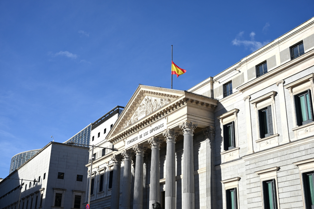 España recibe 900 mil solicitudes de regularización migratoria