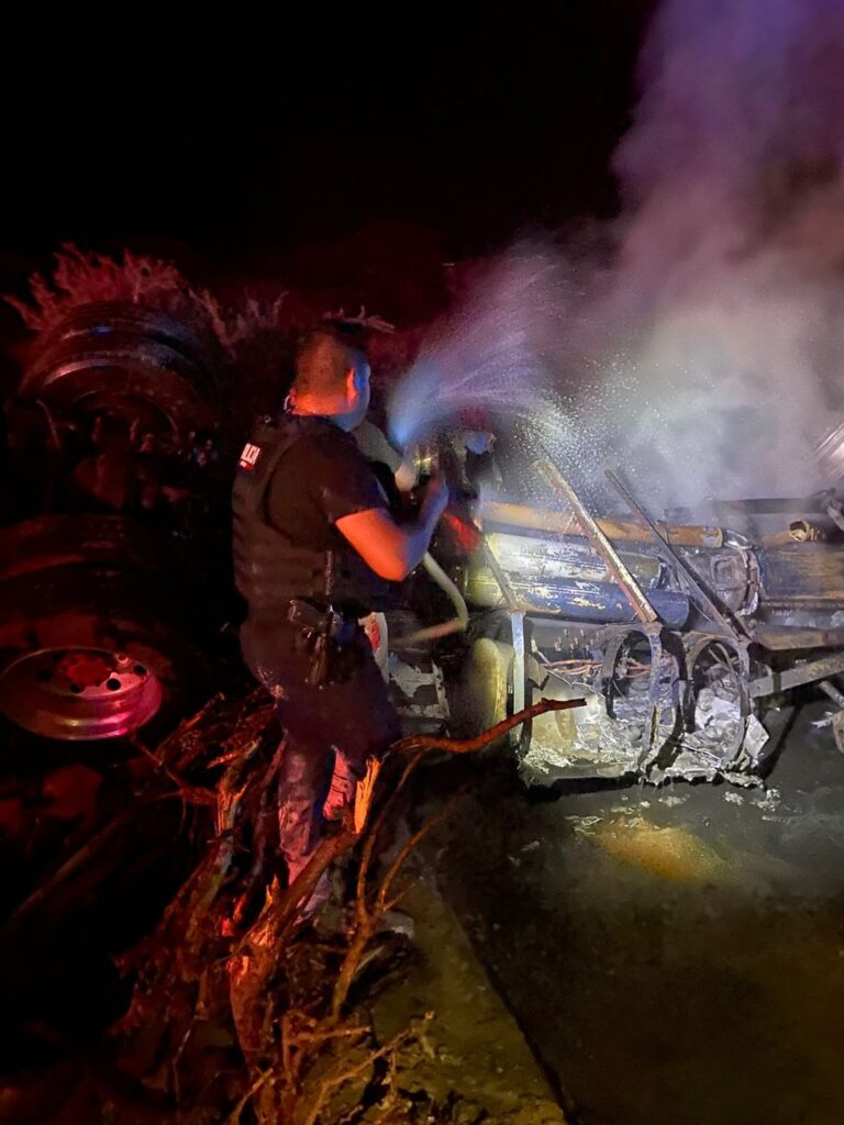 Carbonizado quedó tras volcadura e incendio de tráiler