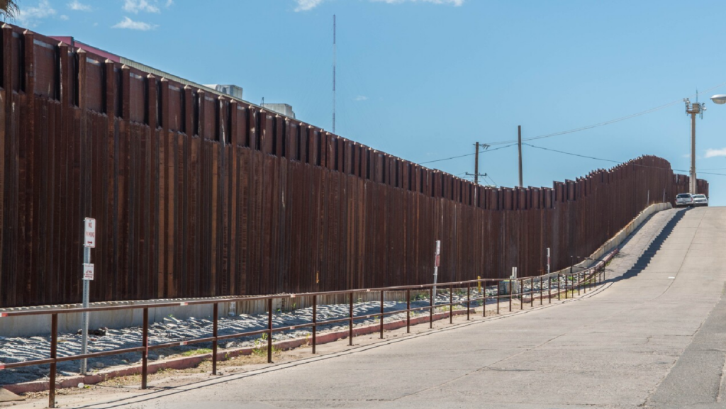 Trump acelera construcción del muro y asegura que estará listo en 2027
