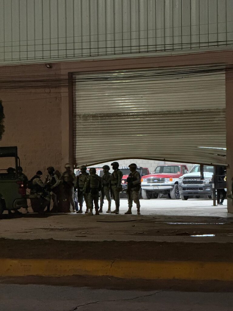 Ejército Mexicano asegura enorme bodega con vehículos en Durango; espera la orden de cateo