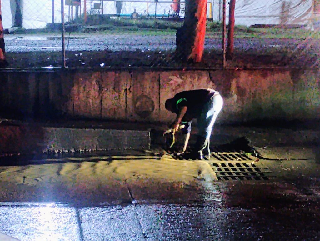 Servicios Públicos retiró 11 toneladas de basura de las rejillas para evitar encharcamientos