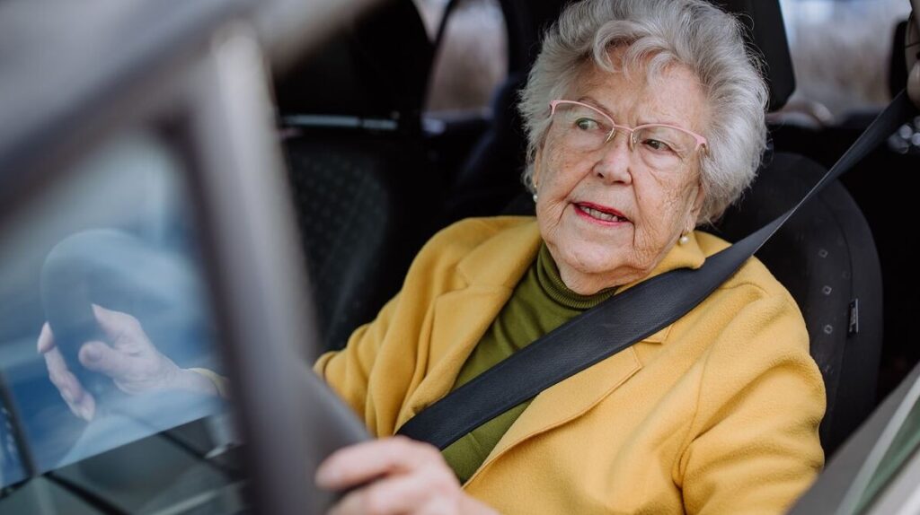 ¿Hay edad máxima para conducir en México? Esto establece la ley