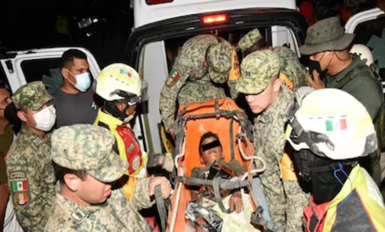Rescatistas mexicanos salvan a niño atrapado tras sismos en Venezuela