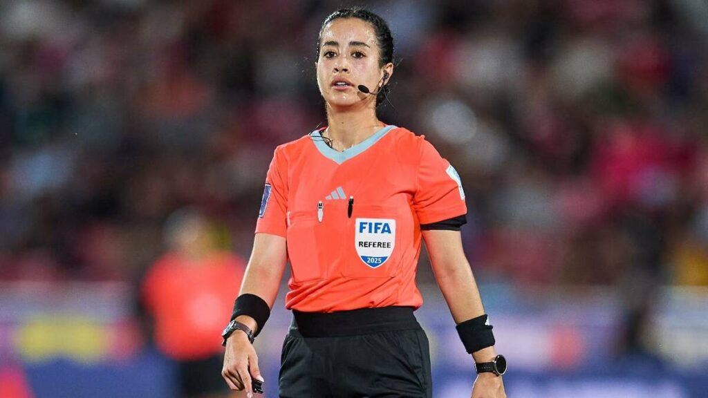 Katia Itzel García hace historia como la primera árbitra mexicana en un Mundial varonil