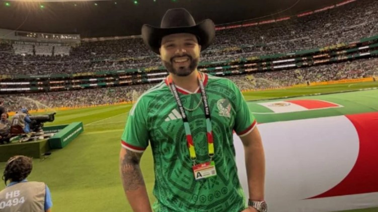 Leonardo Aguilar recibe regaño durante el partido de México y Chequia