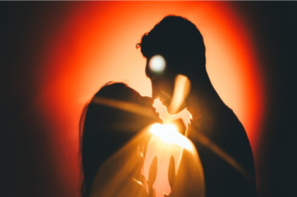 Por qué la tensión romántica intensifica el placer