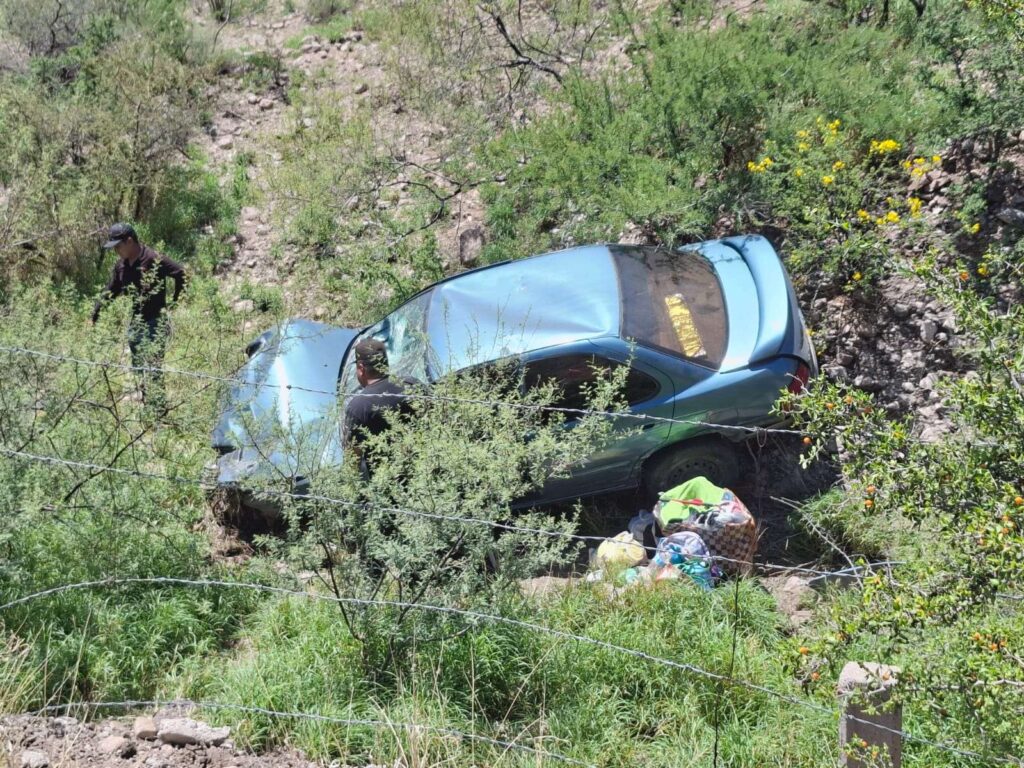 Vuelcan y terminan dentro de un arroyo rumbo a Delicias
