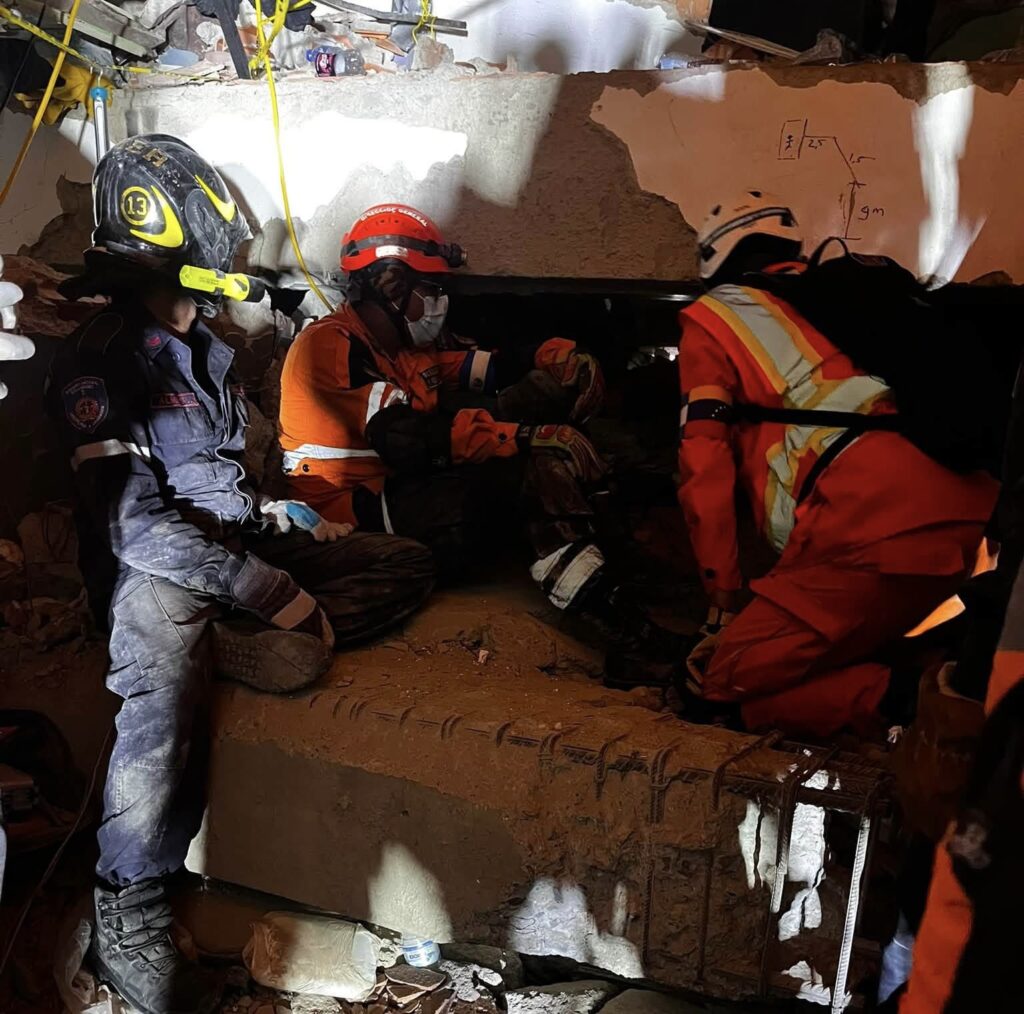 Bomberos de Arandas participan en rescate exitoso de un joven atrapado bajo escombros en Venezuela