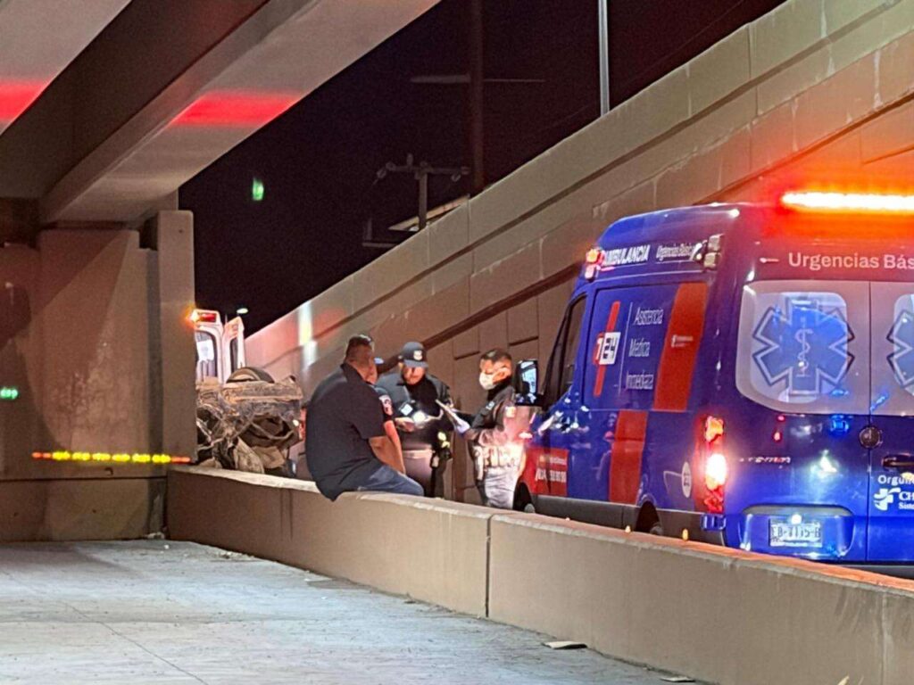 Muere joven mujer tras caída de vehículo desde puente en Chihuahua