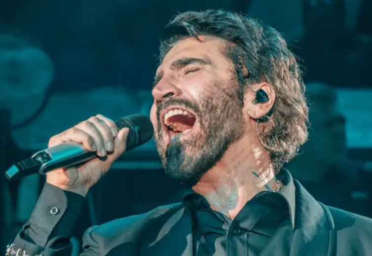 Alejandro Fernández preocupa por extraño color en lengua