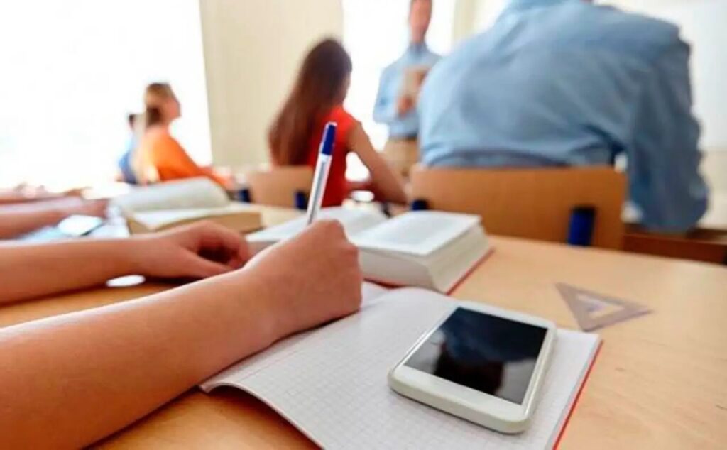 Morena analiza iniciativas para regular el uso de celulares en escuelas de México