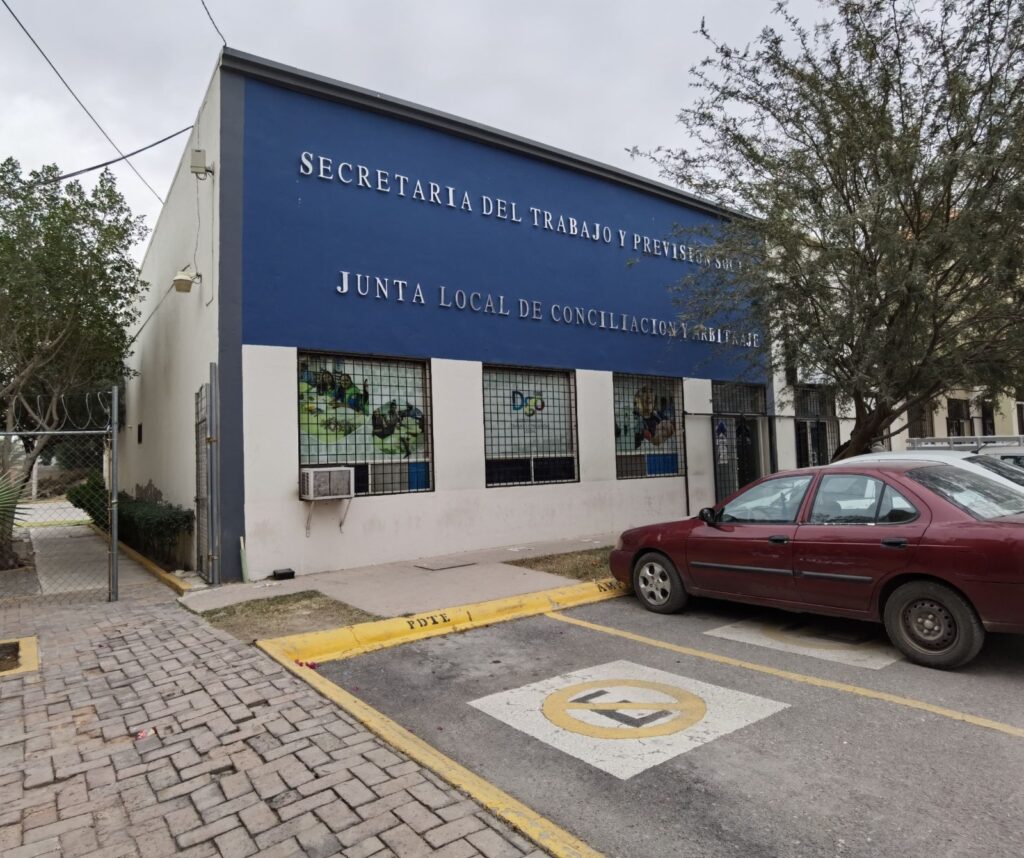 Funcionaria detenida por la FECCED tras despojar de dinero a adulto mayor