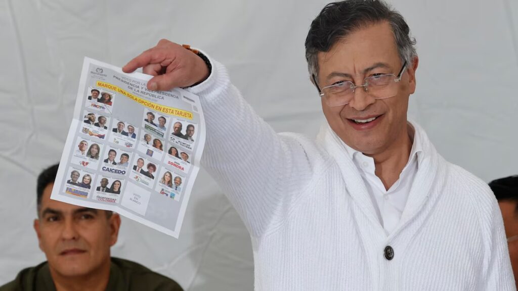 Gustavo Petro acusa compra masiva de votos en favor de Abelardo de la Espriella