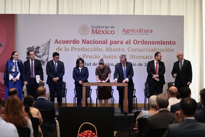 Sheinbaum firma acuerdo para bajar el precio del jitomate en México