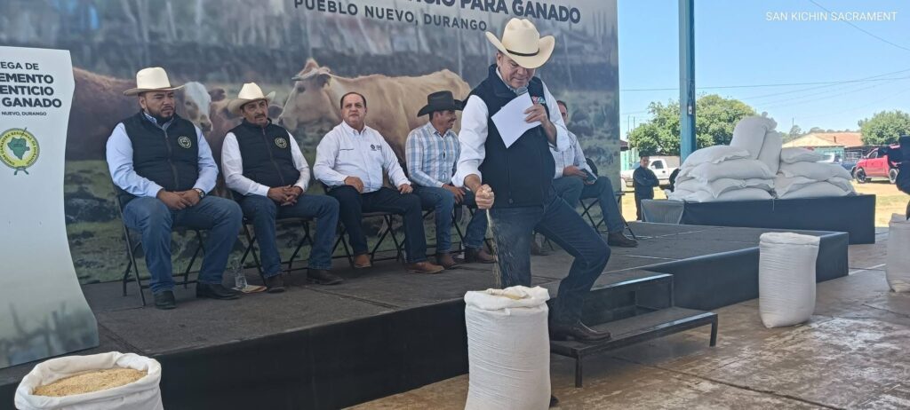 Entregan apoyo alimenticio a ganaderos