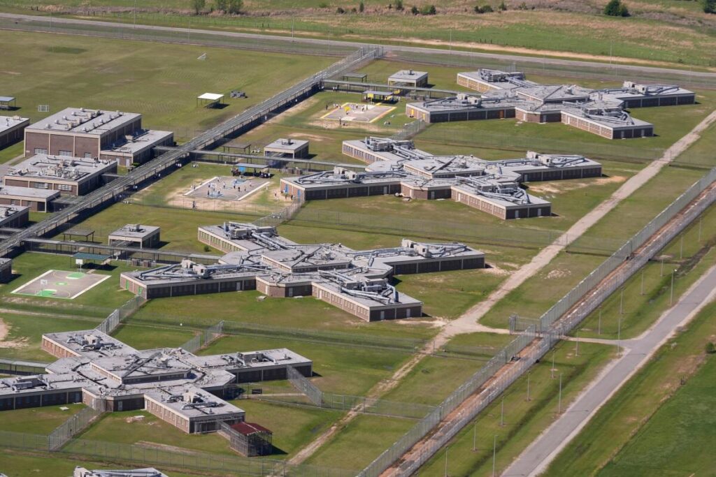 ICE cancela siete centros de detención para migrantes pese a inversión millonaria