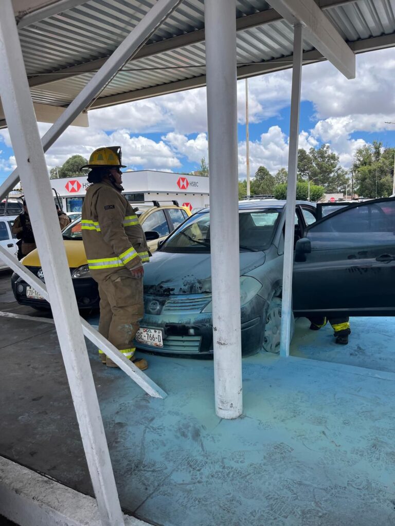 Arde vehículo en conocido centro comercial de Durango