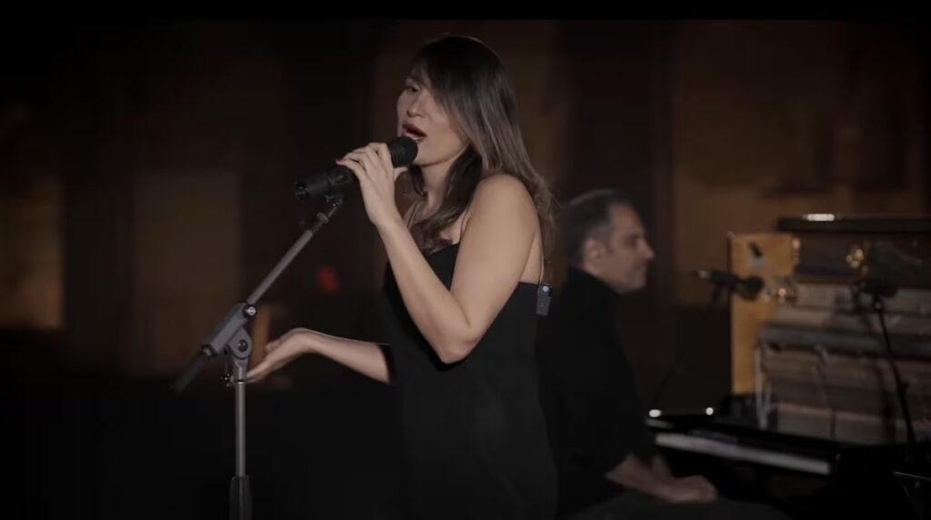 Irán condena a cantante Parastoo Ahmadi a 74 latigazos por cantar sin velo en concierto virtual