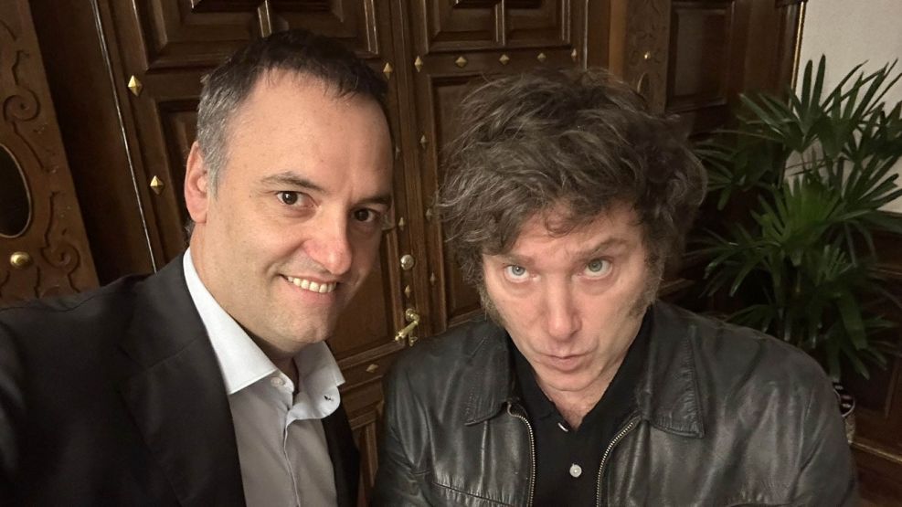 Renuncia jefe de gabinete de Milei; es señalado de enriquecimiento ilícito