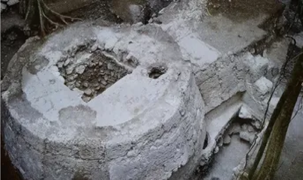 Descubren altar maya con evidencias de sacrificios humanos