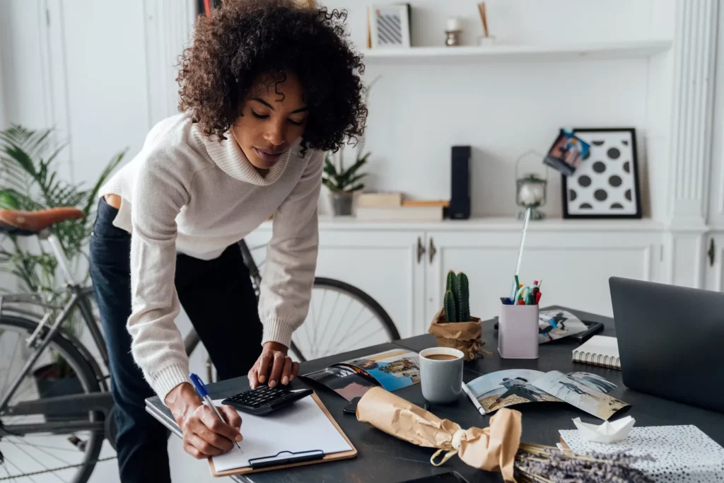 Trabajar desde casa no siempre mejora la salud mental, advierten especialistas