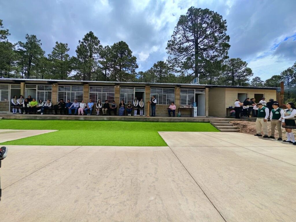 Consolidan bachillerato de San Diego de Tenzaez con nuevas aulas y más infraestructura