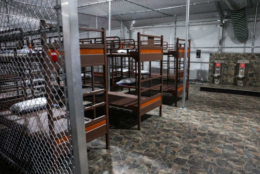 ICE evacúa centro migratorio Alligator Alcatraz por amenaza de huracanes en Florida