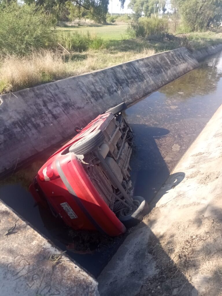 Encuentran en canal de riego un automóvil accidentado