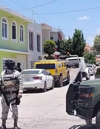 Reportan vecinos que Ejército Mexicano asegura vehículo con arma al interior